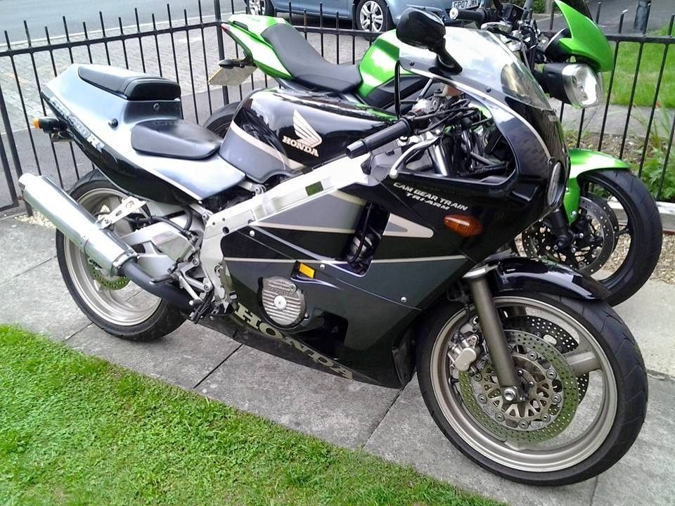 Honda cbr 400rr nc23