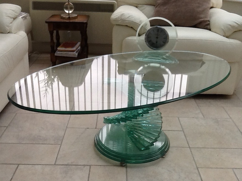 Oval all glass coffee table with Swirl base, in as new condition | in