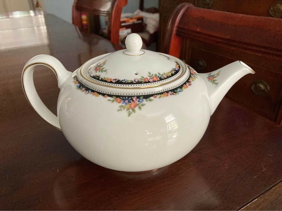 Wedgwood Fine China Osborne R4699 Tea Pot Server with Lid Made in