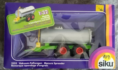 1/32 2252 Vakuum-FaBwagen Manure Spreader Siku