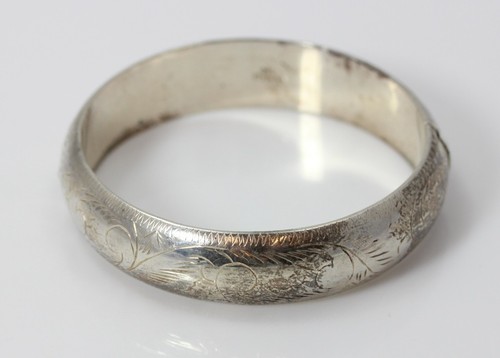 Beautiful Vintage Etched Sterling Silver Hinged Bangle