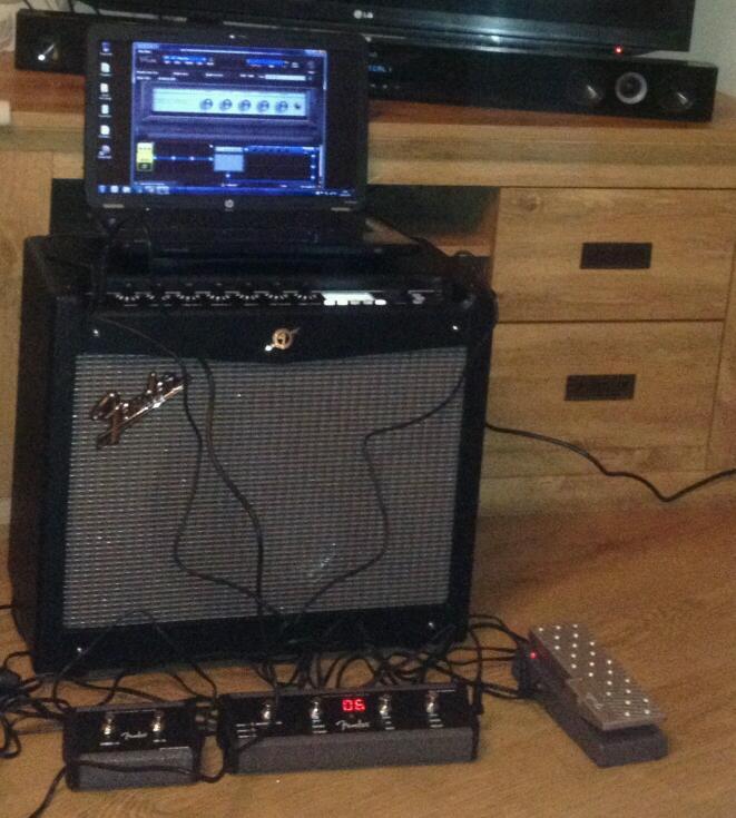 Fender Mustang III v2 with 2,4 button foot switches & expression pedal