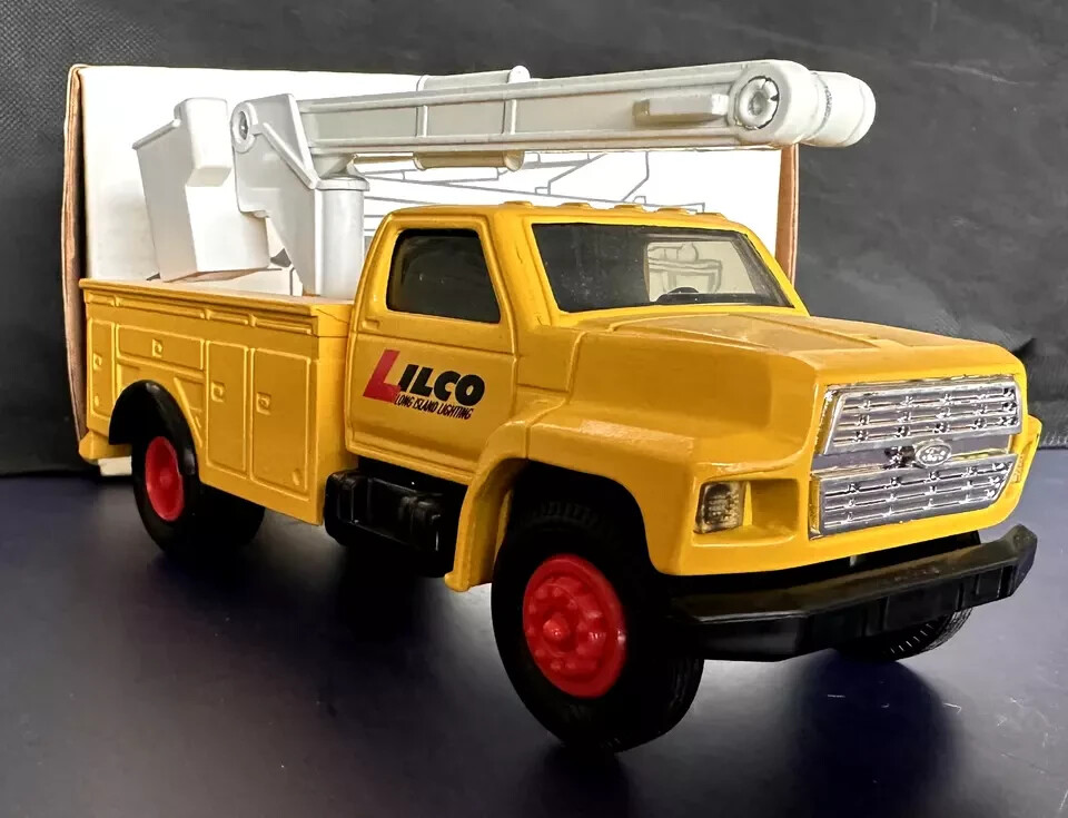 ERTL Bank Truck Ford 1913 Model T Van FORD MOTOR Company NEW