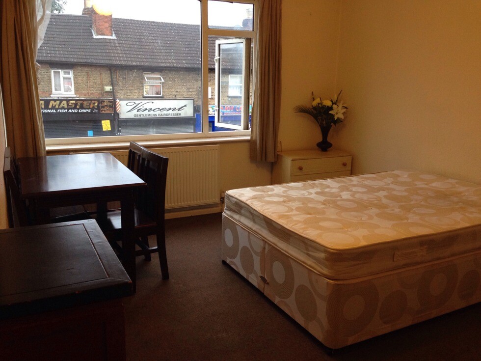 DOUBLE ROOM to rent for single person in feltham in Heathrow, London