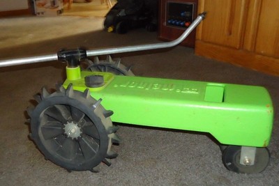 MELNOR TRAVELING LAWN SPRINKLER HEAVY DUTY TRACTOR STYLE JOHN DEERE GREEN