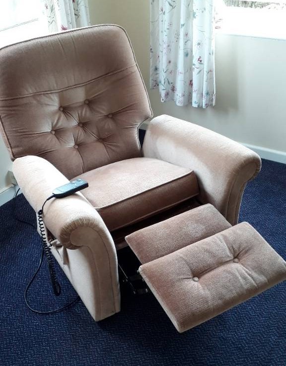 PARKER KNOLL ELECTRIC RECLINING AND RISING CHAIR in Plymouth, Devon