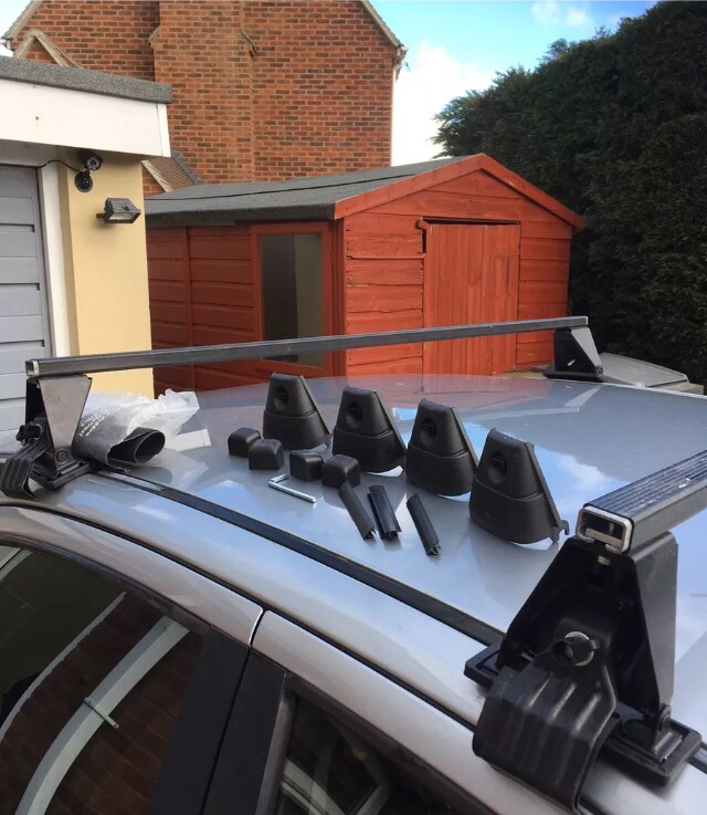 Car roof bars, Halfords 401, fits most vehicles WITHOUT rails in