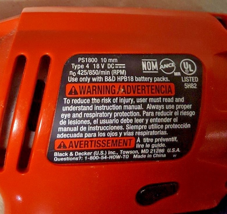 Black & Decker Cordless 18 V Battery Drill w/plug in recharger/battery-working