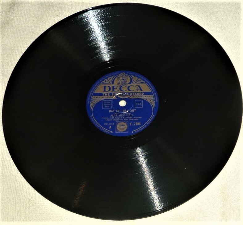 10" - 78 RPM SHELLAC RECORD / ADELAIDE HALL w/ FELA SOWANDE / DECCA F.7304 