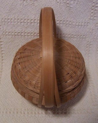 Vintage ROUND Woven WICKER BASKET Handle LID Made in PEOPLES REPUBLIC OF CHINA
