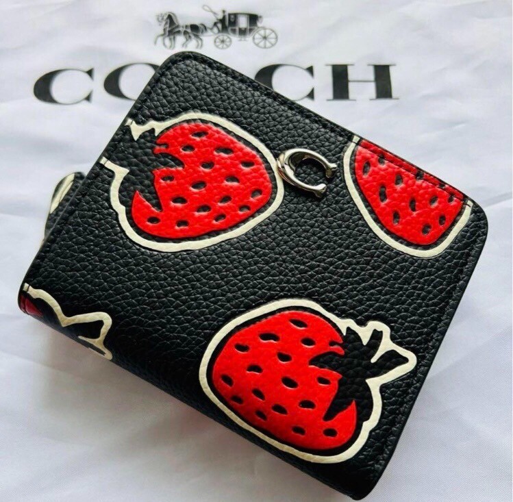 折りたたみ財布 COACH Essential Mini Strawberry Print Leather Trifold Wallet COACH Essential Mini Strawberry Print Leather Trifold Wallet