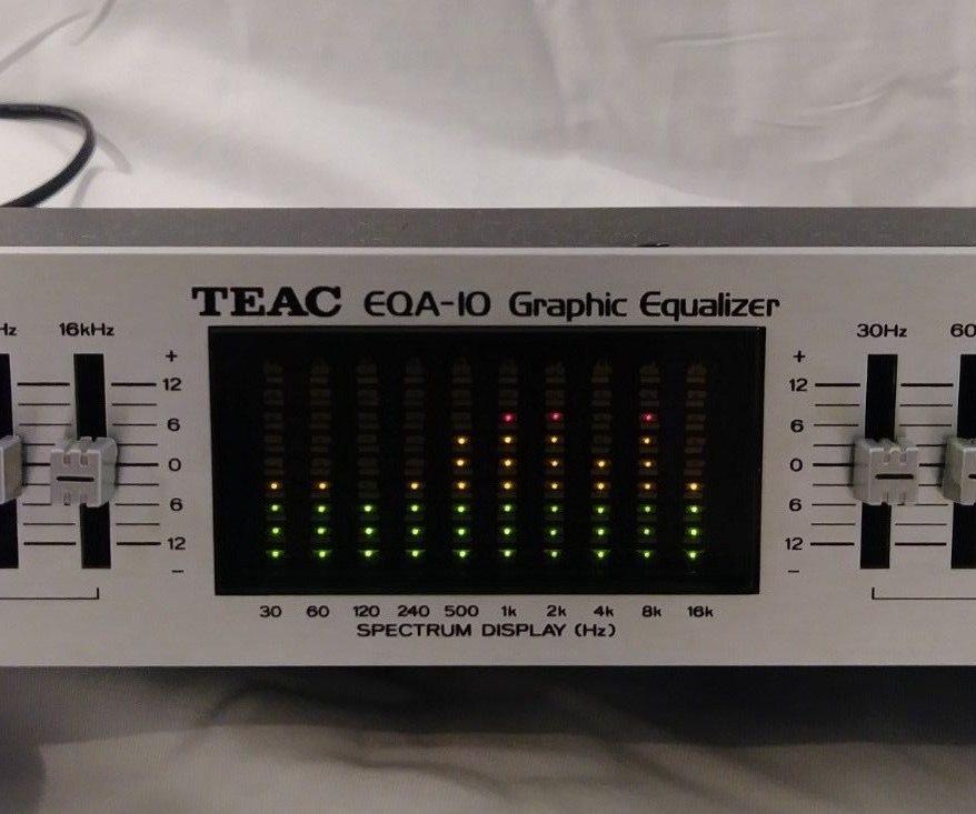 Vintage TEAC EQA-10 Graphic Equalizer Silver Spectrum Display Clean