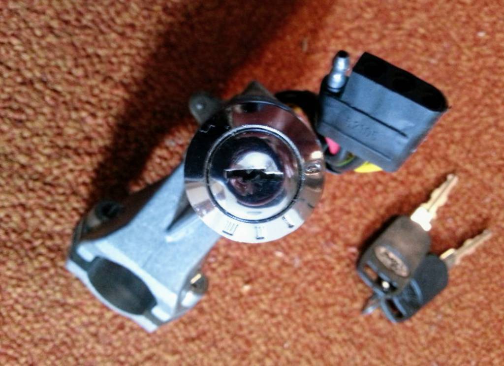 BRAND NEW GENUINE IGNITION LOCK SWITCH WITH 2 KEYS FORD ESCORT MK1 RS