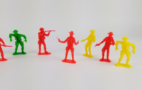 12 vintage unmarked plastic cowboys and horse figures 3