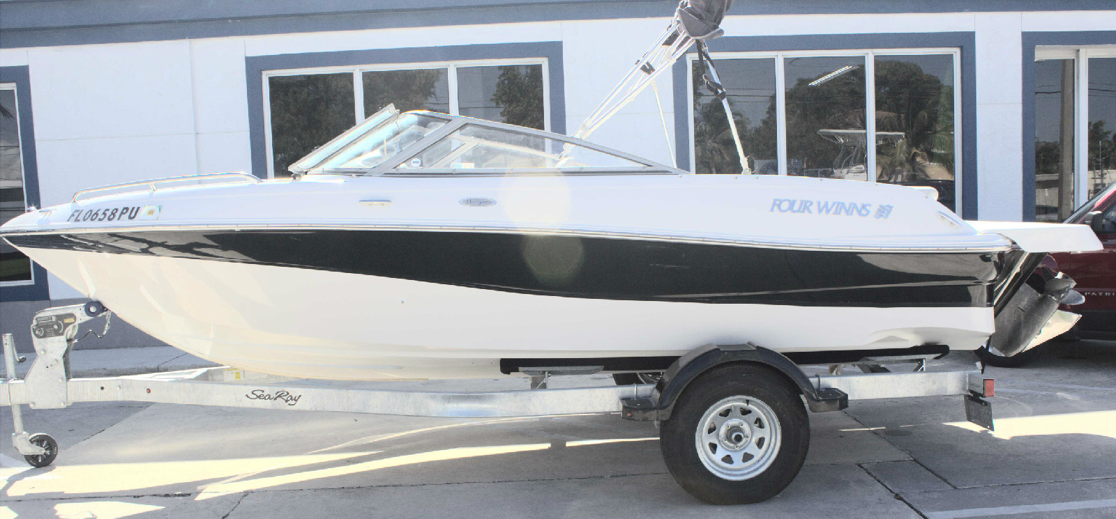 2002 Four Winns Horizon 190 with 5.0 Volvo GL 220 HP Engine Brand New Trailer
