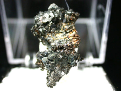 MINERALS : DARL ACANTHITE XTLS ON NATIVE SILVER, SAN JUAN DE RAYAS MINE, MEXICO