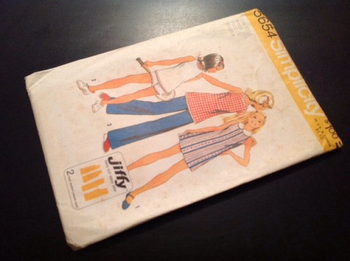 VINTAGE NEW SIMPLICITY #5654 PATTERN FOR GIRLS CHUBBIE SZ 10 1/2 DRESS OR TUNIC