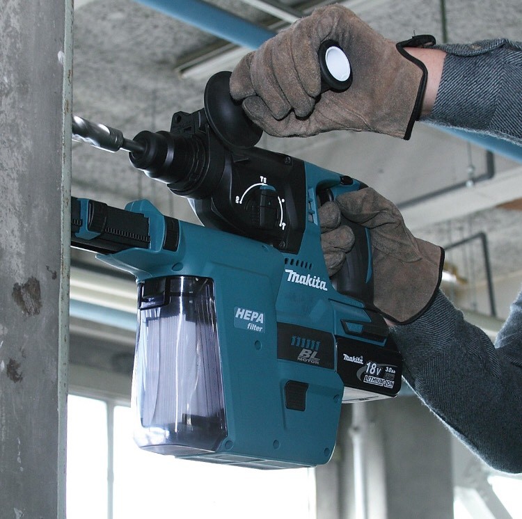Makita DHR242 hammer drill & DX01 dust extractor in Failsworth