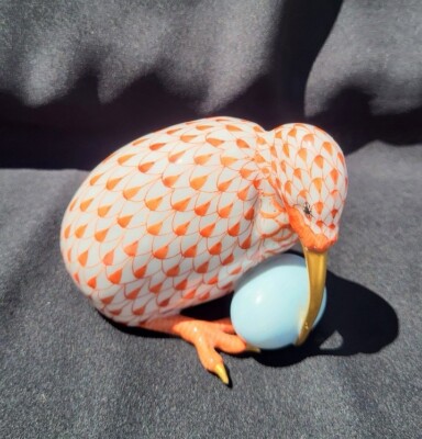HEREND FISHNET RUST KIWI BIRD W EGG PORCELAIN FIGURINE 24k GOLD Beak & Toe Nails