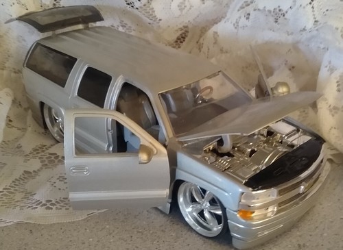2000 CHEVY SUBURBAN シェビー サバーバン 1/24 Amazon | 1:24 2000 CHEVY SUBURBAN 1/24 サバーバン Suburban