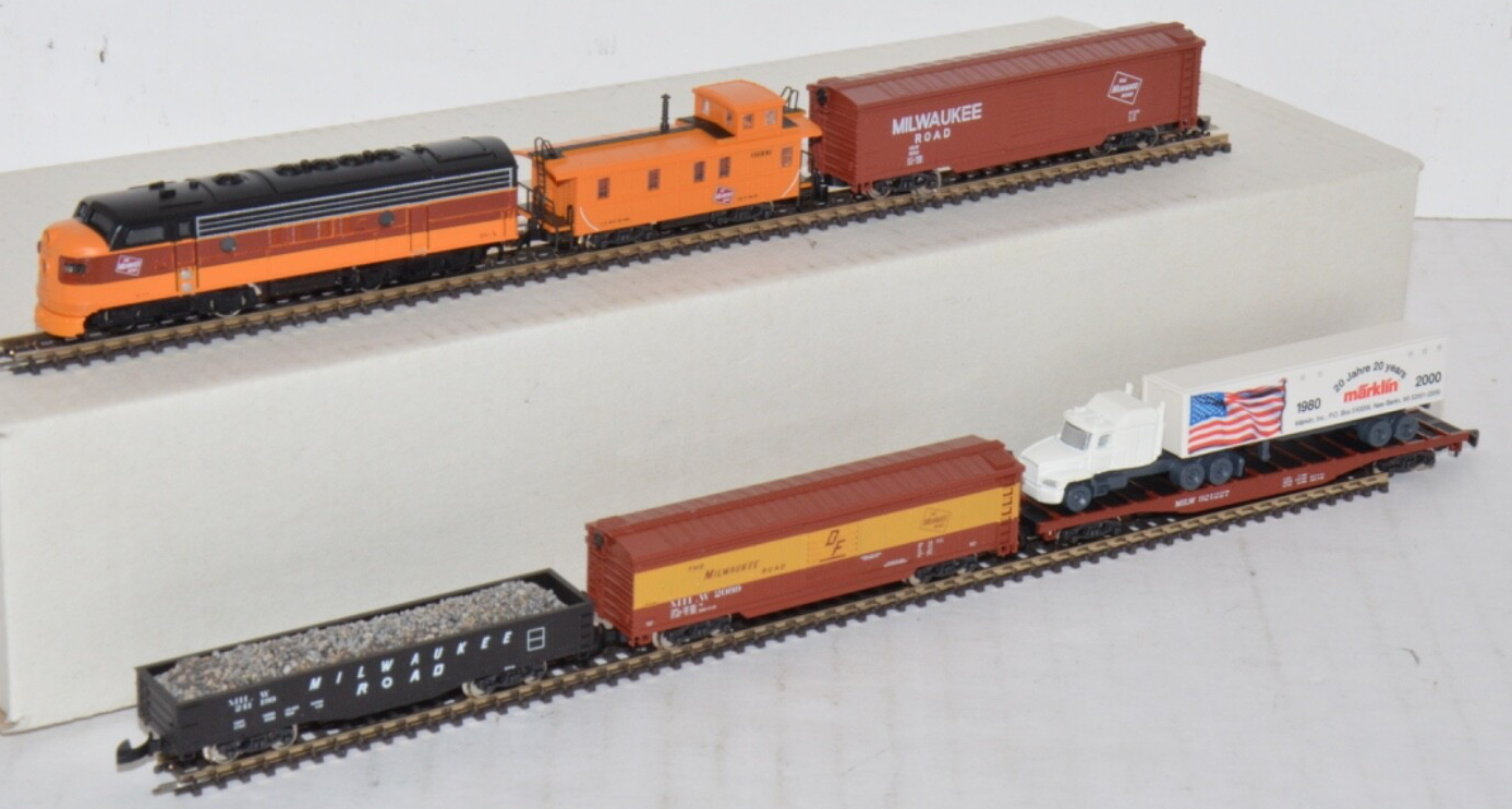 Marklin Z Scale Milwaukee Road 88603 82512 8637 Loco Caboose