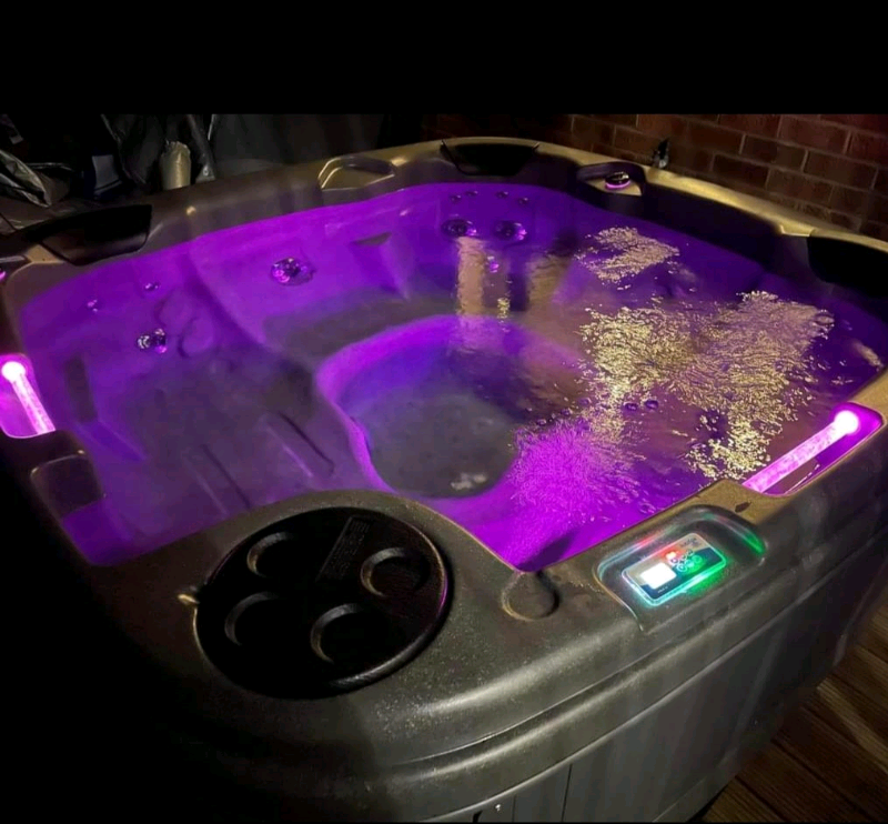 BRAND NEW Luxury Dura Spa Hot Tub in Clydebank, West Dunbartonshire