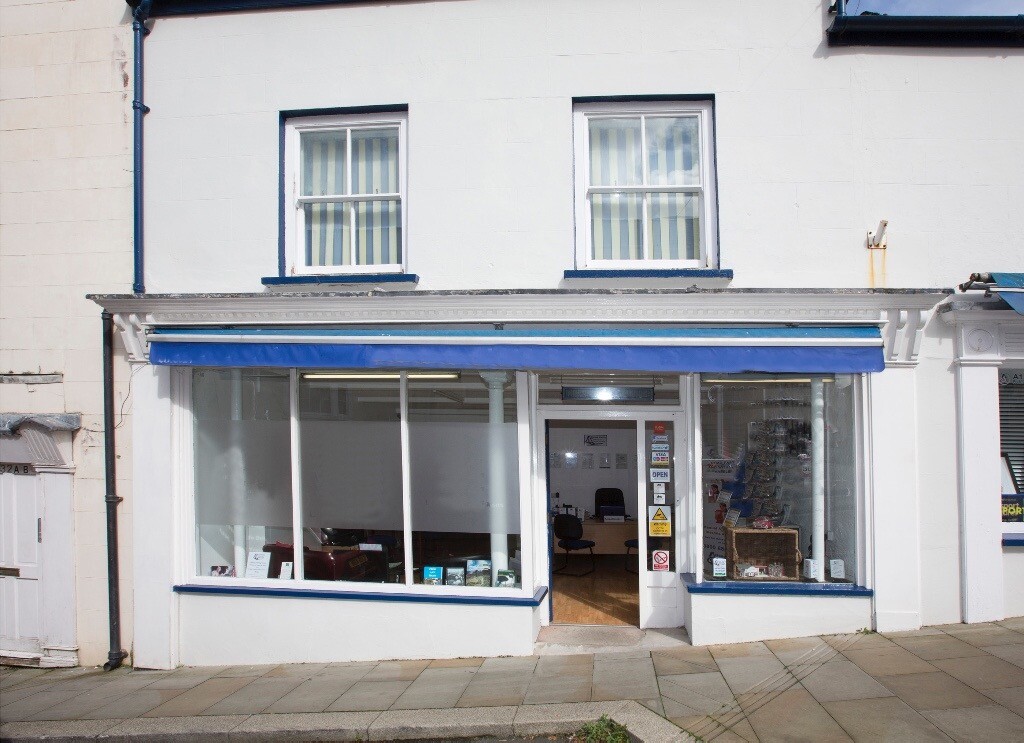 Spacious Retail Shop / Offices to let, Haverfordwest Town Centre with