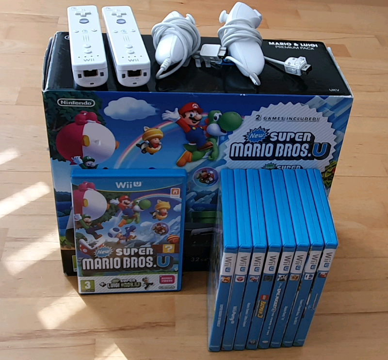 Nintendo Wii U 32GB premium pack + 4 extra controllers + 8 game cds