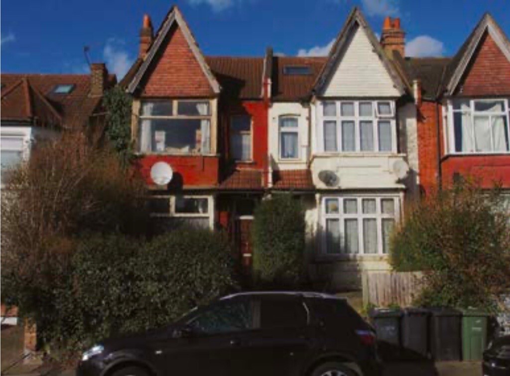 4 bedroom house in FAIRMILE AVENUE,STREATHAM LONDON, SW16 in Tooting
