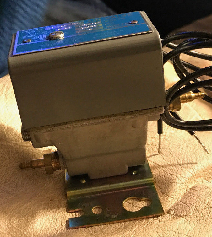 JOHNSON CONTROLS V11HAA-100  THREEWAY AIR VALVE