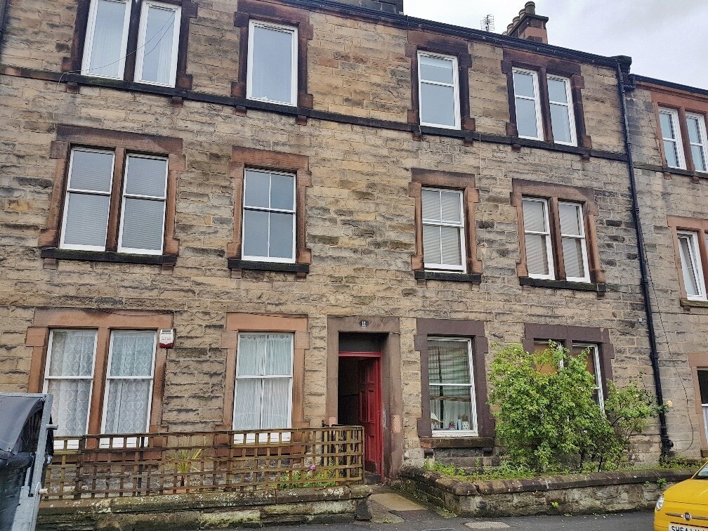 2 bedroom unfurnished 2nd floor flat to rent on Dunedin Street