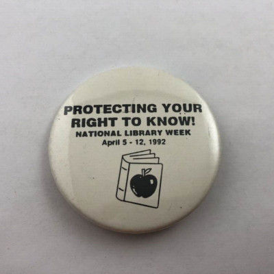 PROTECTING YOUR RIGHT TO KNOW! / National Library Week 1992 Button Pin Back