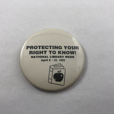 1992 PROTECTING YOUR RIGHT TO KNOW! National Library Week Promo Button Pinback
