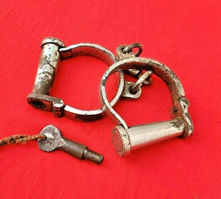 新品 80年代 ビンテージ 日本製 HANDCUFF 手錠 鍵付き 昭和 当時物 Amazon.co.jp: 昭和 日本製 手錠 品 レトロ HANDCUFF 警察 雑貨