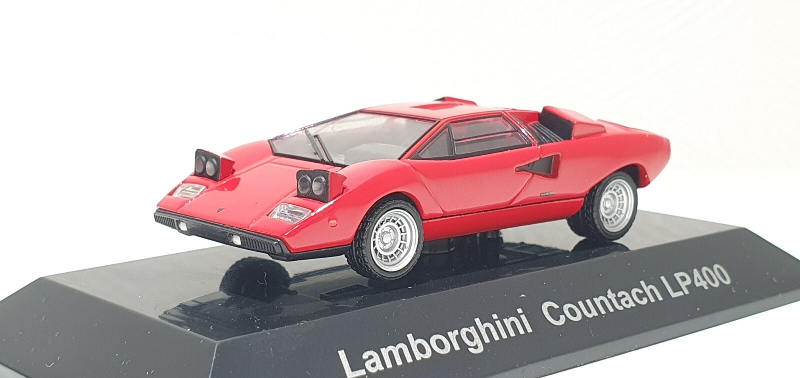 Kyosho 1:18 Lamborghini Countach LP400 赤 s-l1200.jpg