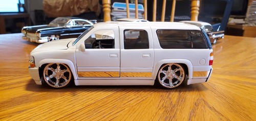 ミニカー Jada TOYS 1/24 2000 Chevy Suburban Jada Dub City 2000 Chevy Suburban Gray Metal Model Kit 1:24