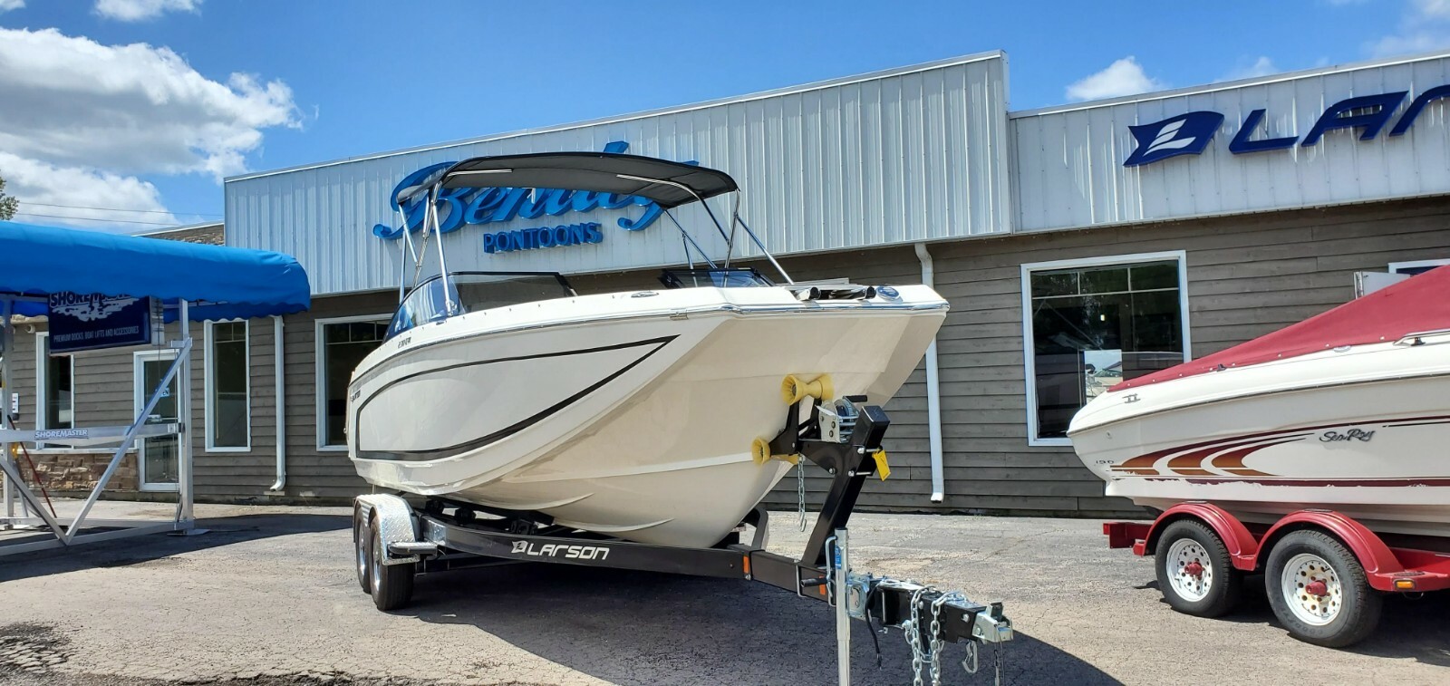 2018 LARSON LXH 230 BOWRIDER BOAT WITH TRAILER AND 250 MERCRUISER 4.5 LIKE NEW!