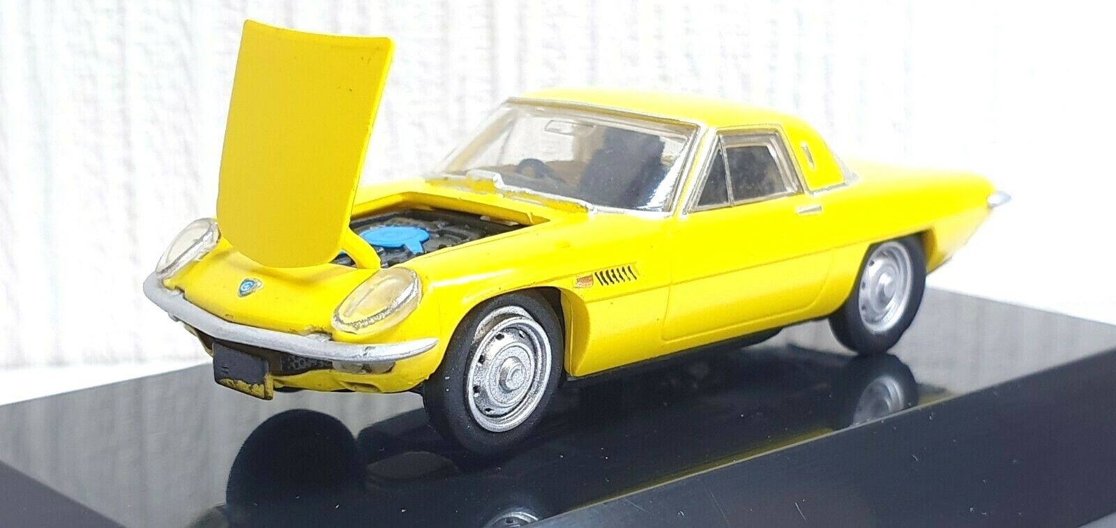 1/64 F-Toys MAZDA COSMO SPORT YELLOW car model w/detailed