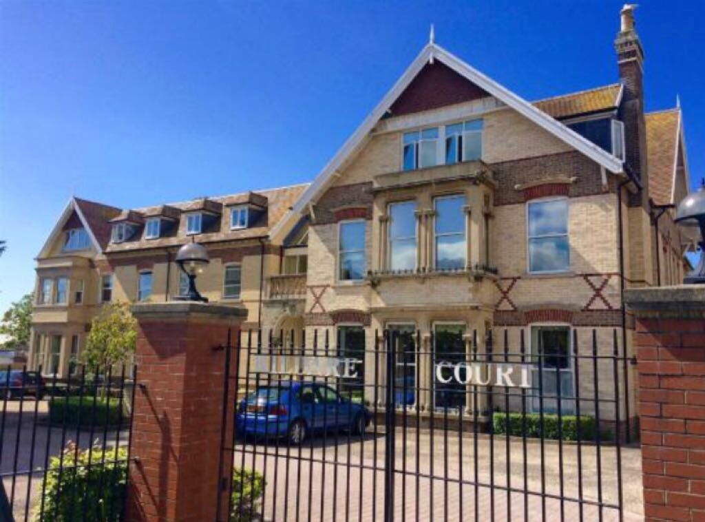 2 Bed Apartment in Weymouth. Near the beach and town centre. Available