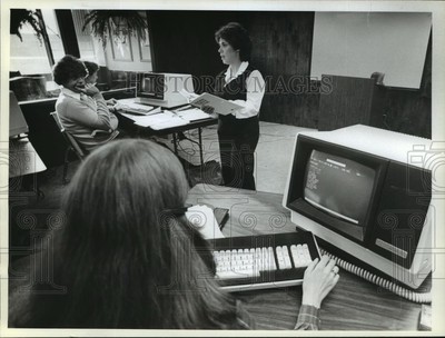 1982 Press Photo Benchmark Computer Systems Inc. Susan Lowe gives instructions