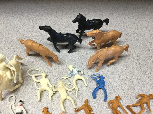 Vintage Unbranded 60-70s Plastic Cowboys and Indians Horses TOYS Figures