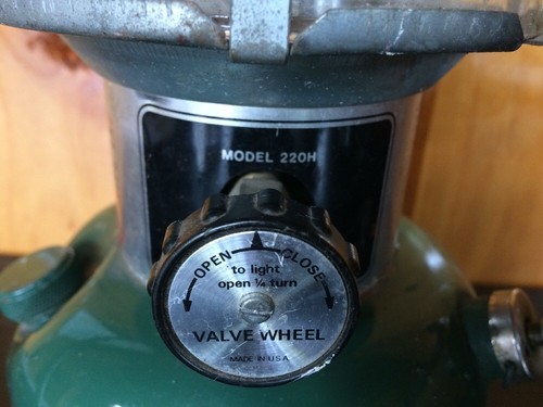 VINTAGE 1974 COLEMAN LANTERN Model 220H Two Mantle Pyrex Globe~WORKS!