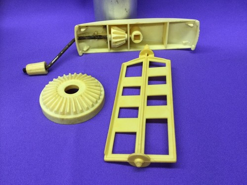 VINTAGE CHILDS ICE CREAM MAKER - WORCESTER TOY COMPANY