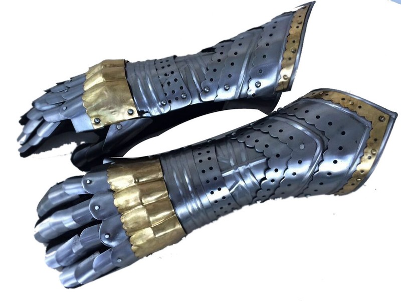 стальные перчатки. латы перчатки. латная рыцарская перчатка. латная рыцарская перчатка. доспехи перчатки.