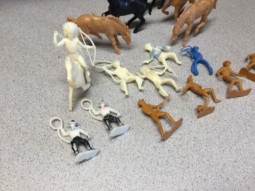 Vintage Unbranded 60-70s Plastic Cowboys and Indians Horses TOYS Figures