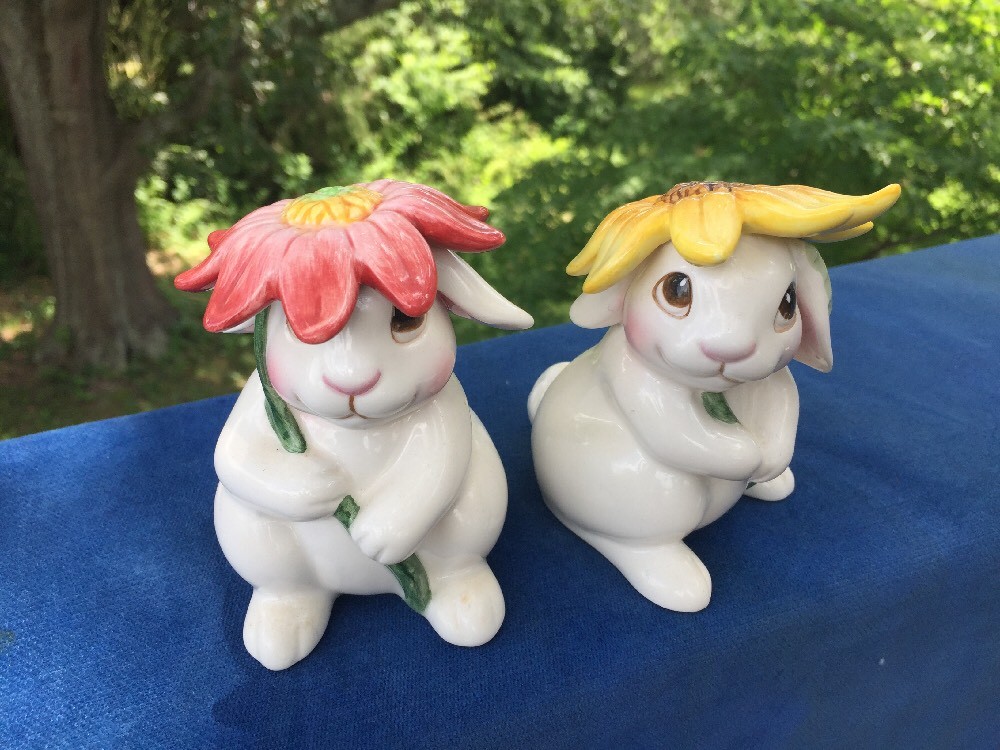 FITZ & FLOYD Bunny Blooms Rabbit Gerber Daisy Parasol Salt & Pepper Shakers ??J8