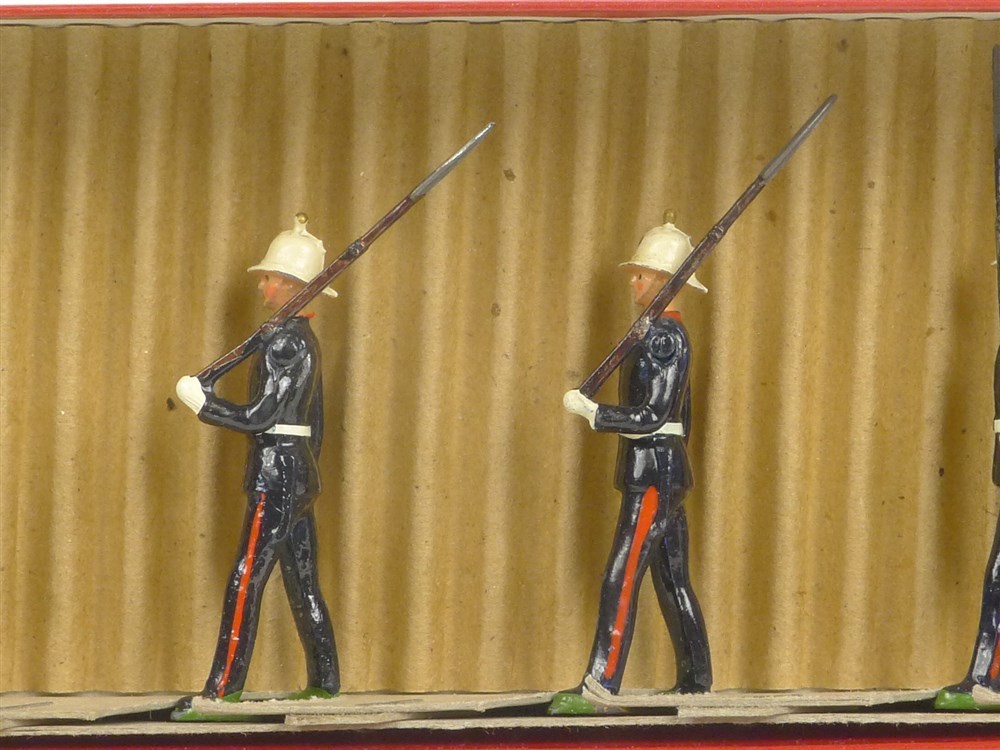 W Britain Set 35 Royal Marines Marching At Slope Arms With Officer Toy Soldiers
