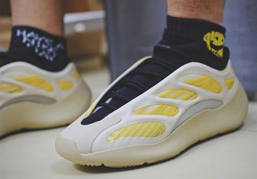 Adidas Yeezy 700 V3 Mono Safflower Men's Size 9 Style HP5425 Adidas Yeezy 700 V3 Mono Safflower Men's Size 9 Style HP5425