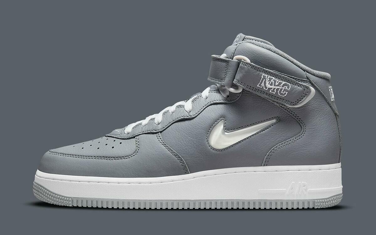 

Кроссовки Nike Air Force 1 Mid QS «NYC» (мужской размер 14), холодный серо-белый DH5622-001, Серый, Nike Air Force 1