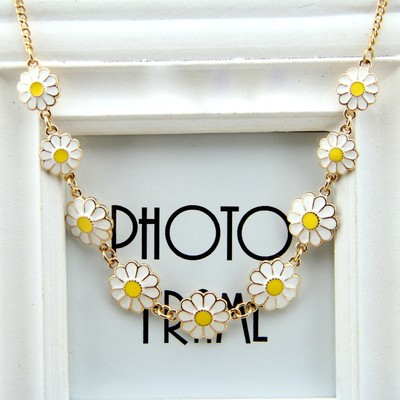 beautiful white daisy flower chain necklace, 50s retro